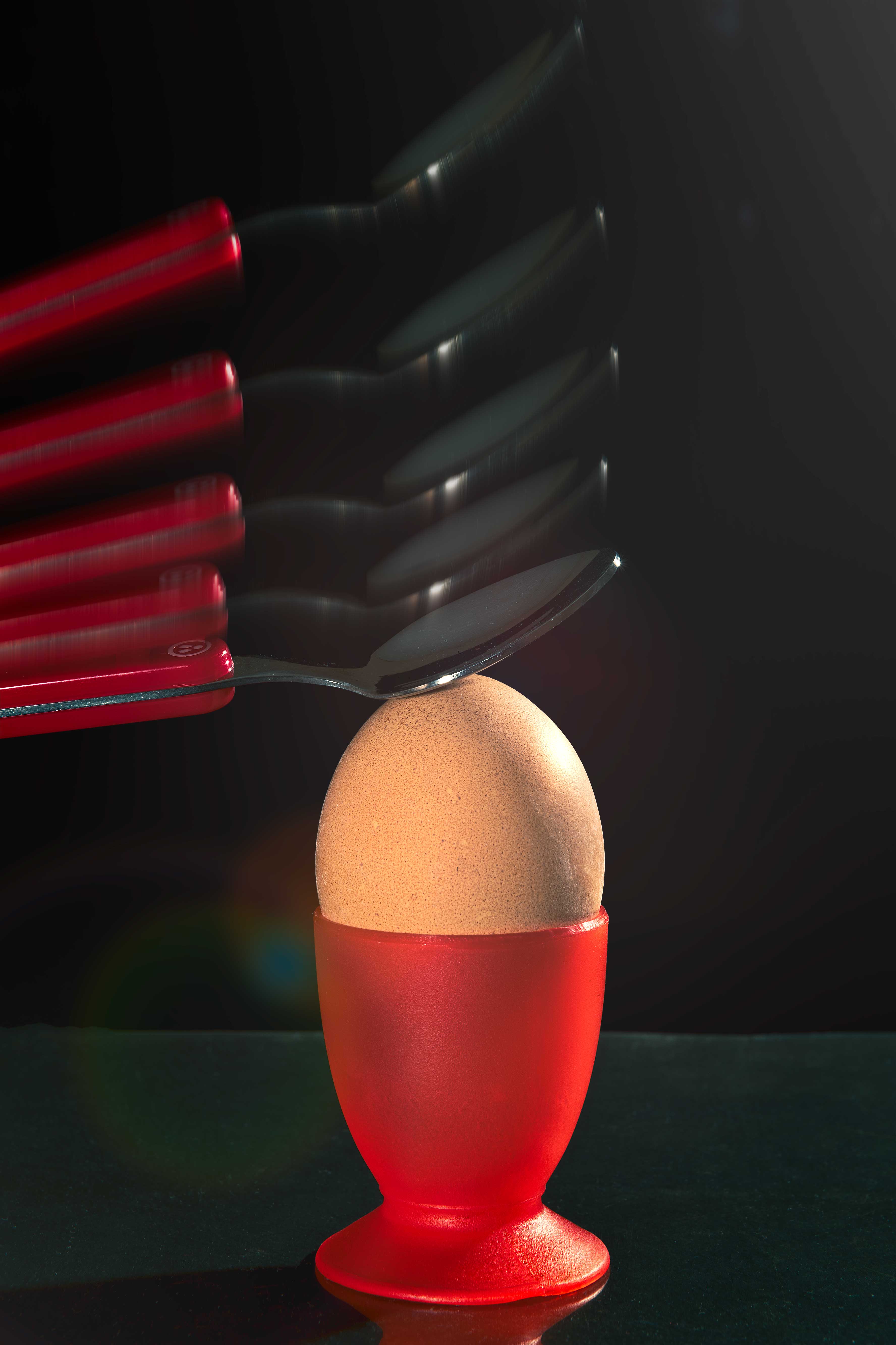 Effet stroboscopique de la cuillère sur l’œuf à la coque.