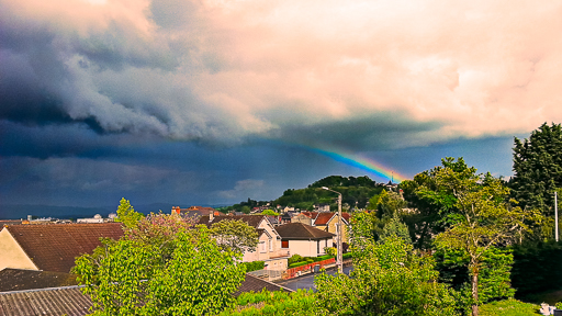 Illustration qu'avoir son smartphone toujours sur soi, permet de saisir un instant éphémère comme un arc-en-ciel.