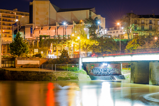 Photo prise de nuit de la ville du Mans pour profiter des éclairages urbains.
