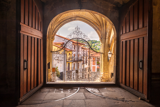Illustration de capacité d'un traitement HDR sur une photo intérieur et extérieure en contre-jour.