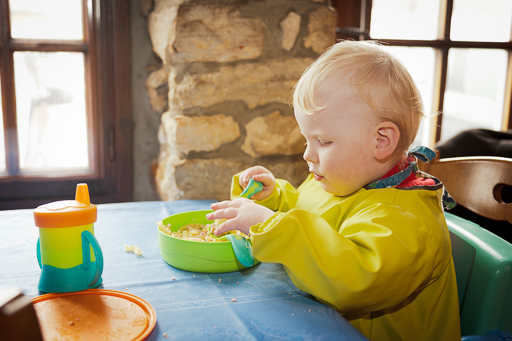 Photo intérieure d'un enfant en profitant d'une micro-pause pour le saisir sans flou.