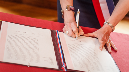 Signature du registre à la mairie par Madame la Maire