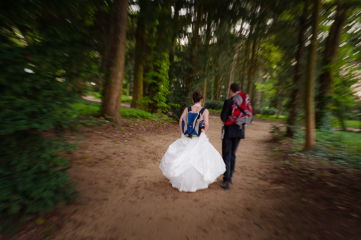 Exemple de photo de couple mettant en scène la passion des mariés.