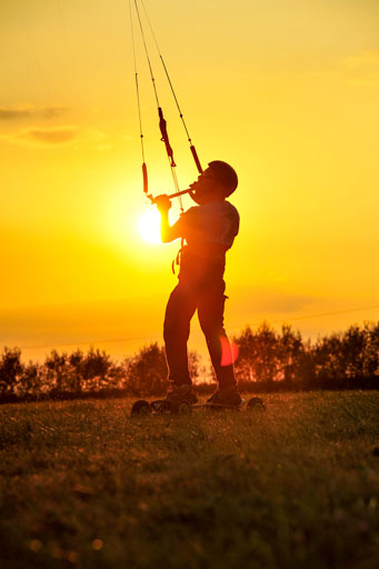 Mise en évidence d'une silhouette d'un kiteboarder au coucher du soleil