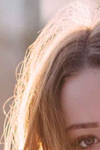 Illustration de l'effet de halo de lumière dans les cheveux d'une modèle en contre-jour