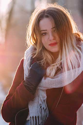 Illustration de l'effet de halo de lumière dans les cheveux d'une modèle en contre-jour