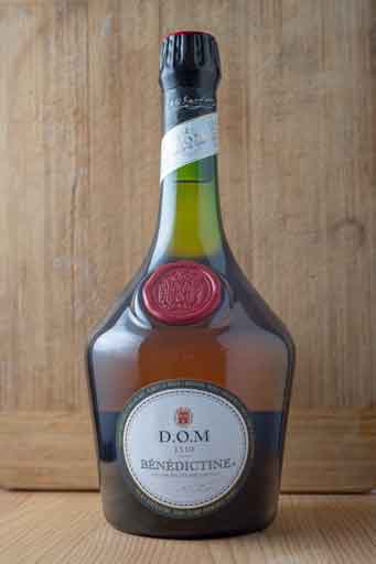 Retouche de l'assemblage des photos de bases de la photo d'une bouteille d'alcool dans des tons chaleureux.