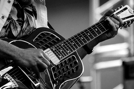 Mise en valeur des détails de la guitare par l'emploi du noir et blanc.