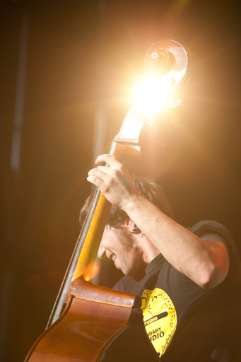 Mise en avant d'un effet lumineux pour évoquer la résonance du son de l'instrument.