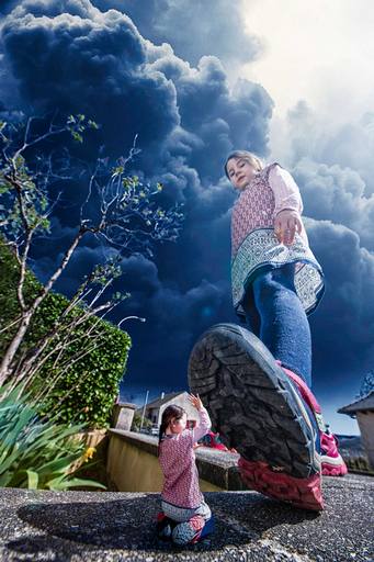 Illustration du photomontage du mois de mars "être au pied du mur"