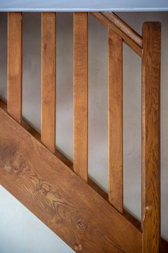 L'escalier semble descendre de part le sens de lecture occidental de gauche vers la droite