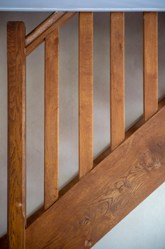 L'escalier semble monter de part le sens de lecture occidental de gauche vers la droite