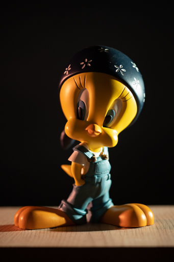 Exemple d'éclairage avec deux flashes cobra déportés de l'appareil photo à droite (gélatine verte) et gauche (gélatine orange) du sujet