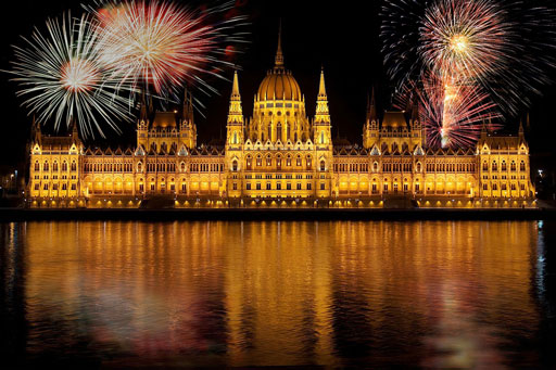 Illustration de l'intégration d'un monument dans une photo de feu d'artifice