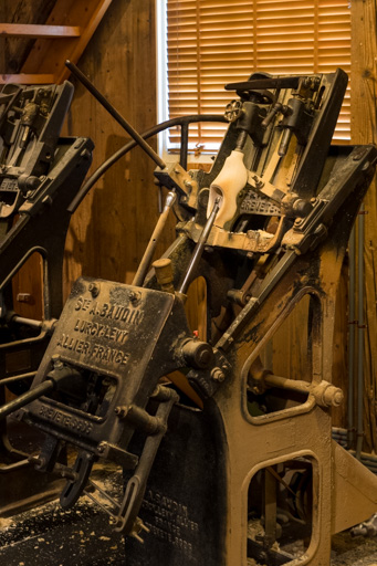 Le sujet de la photo est le sabot de bois lui-même installé dans une machine à recopier