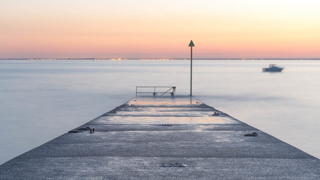 Exemple de photographie évoquant la plénitude d'un coucher de soleil en bord de mer